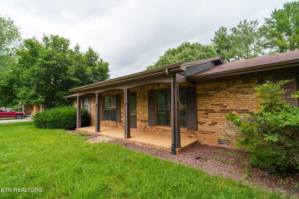 405 Dogleg Drive, Livingston, TN 38570