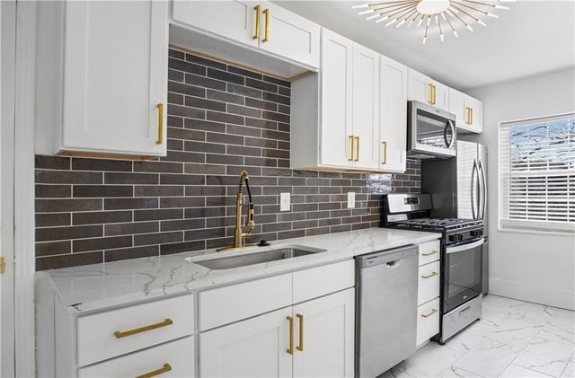 1207 W 45th Street 3W, Kansas City, MO 64111