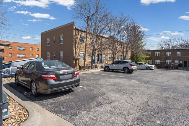 1207 W 45th Street 3W, Kansas City, MO 64111