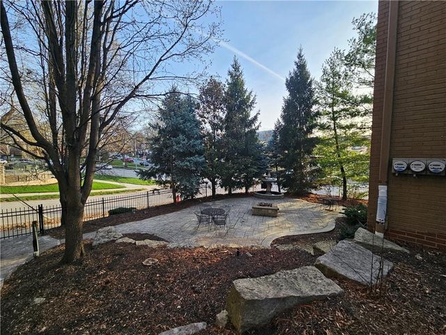 1207 W 45th Street 3W, Kansas City, MO 64111