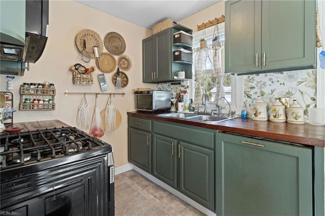 720 Nickoles LN, Norfolk, VA 23513