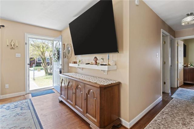 720 Nickoles LN, Norfolk, VA 23513