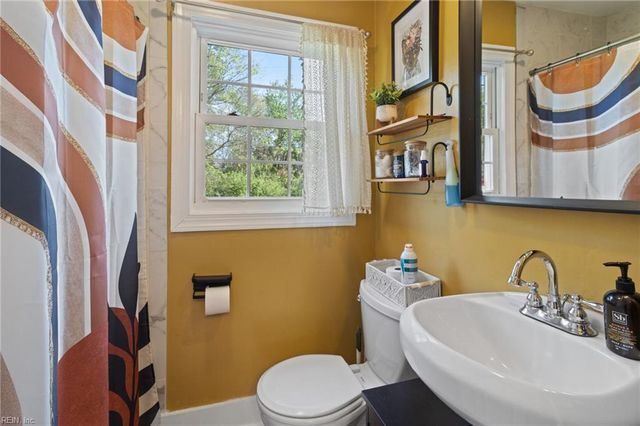 720 Nickoles LN, Norfolk, VA 23513