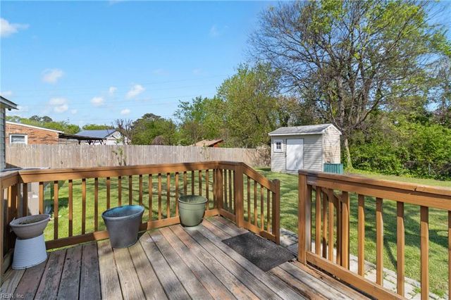 720 Nickoles LN, Norfolk, VA 23513