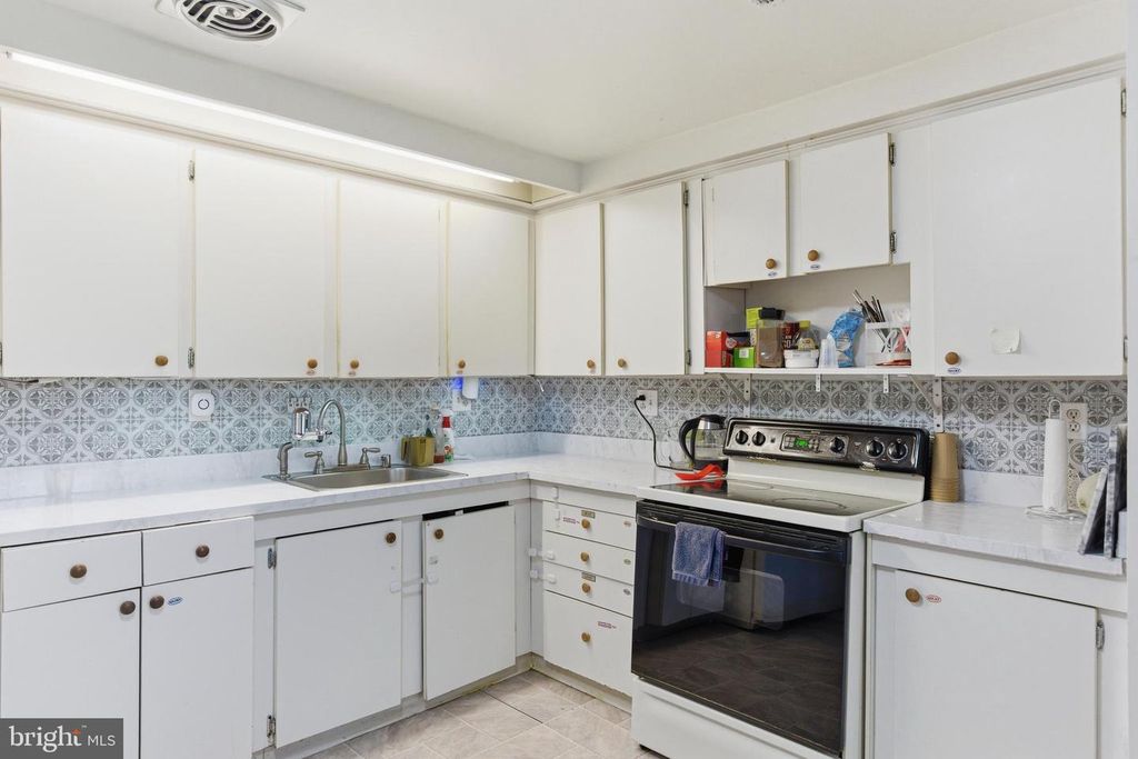 Image 10 of property listing at 6317 PARK HEIGHTS AVE #204, Baltimore, MD 21215