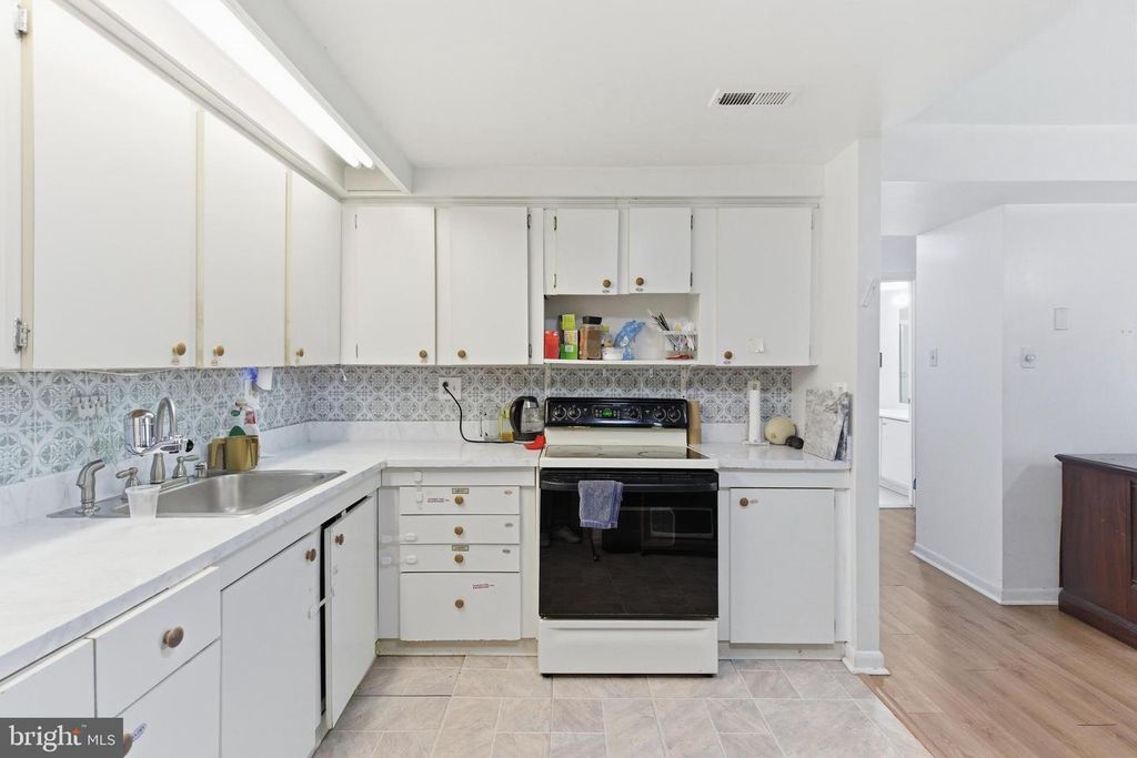 Image 11 of property listing at 6317 PARK HEIGHTS AVE #204, Baltimore, MD 21215