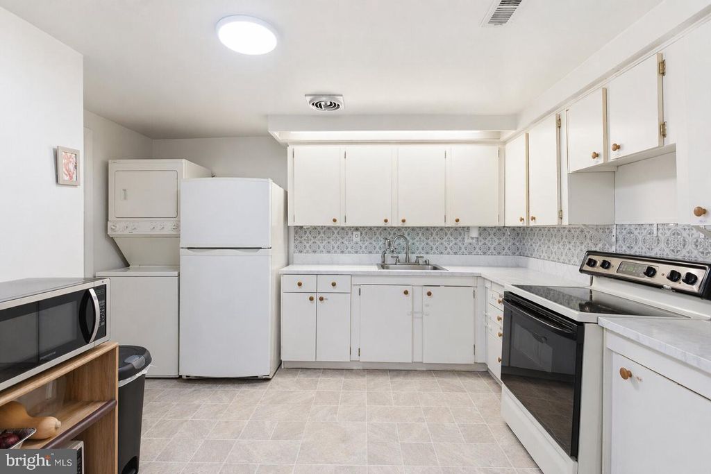 Image 9 of property listing at 6317 PARK HEIGHTS AVE #204, Baltimore, MD 21215