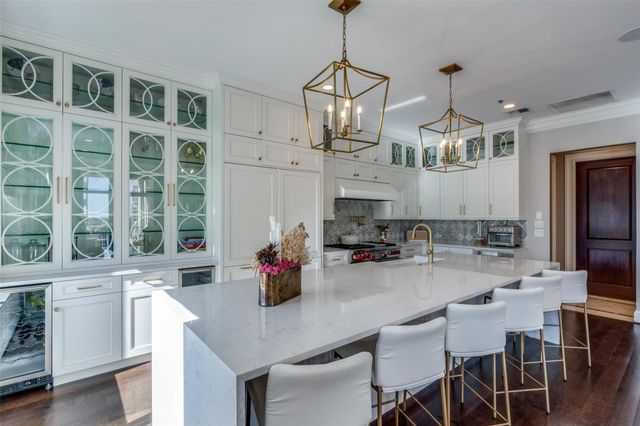 2555 N Pearl Street 1402, Dallas, TX 75201