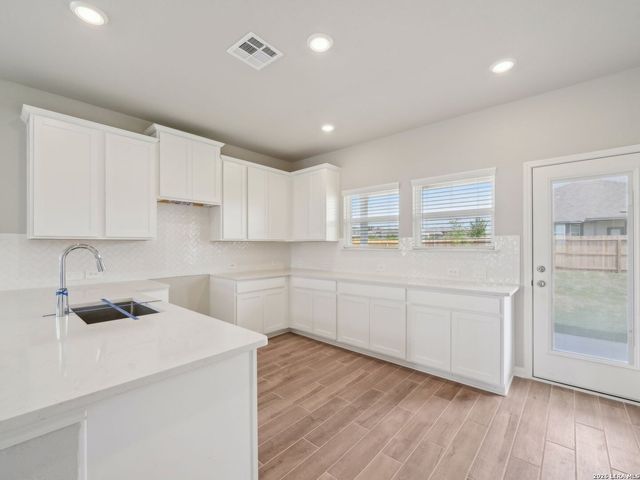 6511 Queen Carol, San Antonio, TX 78239