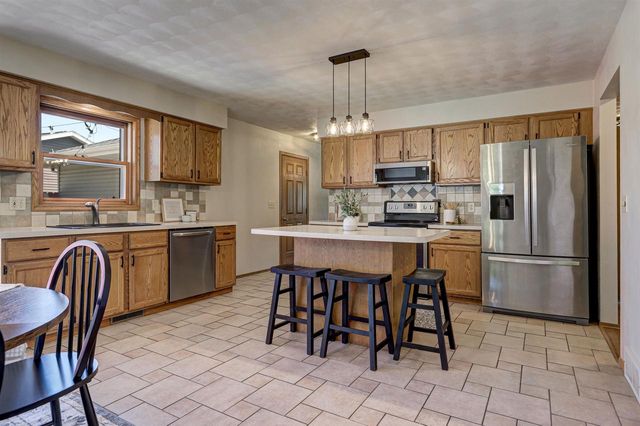2909 S SUMMERSET DRIVE, Appleton, WI 54915