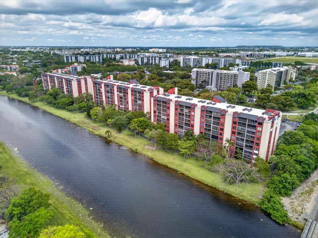 2200 S Cypress Bend Drive 101, Pompano Beach, FL 33069