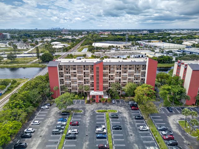 2200 S Cypress Bend Drive 101, Pompano Beach, FL 33069