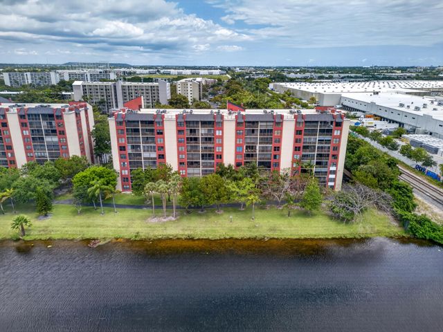 2200 S Cypress Bend Drive 101, Pompano Beach, FL 33069