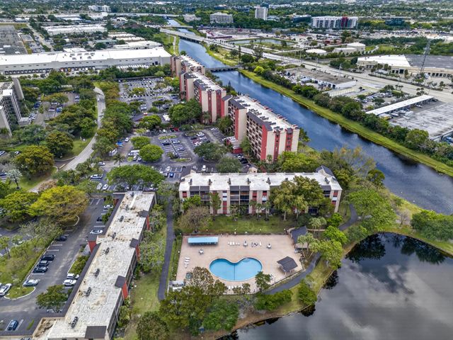 2200 S Cypress Bend Drive 101, Pompano Beach, FL 33069