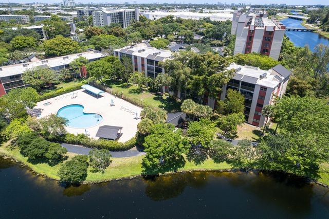 2200 S Cypress Bend Drive 101, Pompano Beach, FL 33069