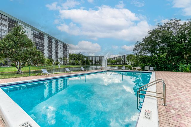 2200 S Cypress Bend Drive 101, Pompano Beach, FL 33069