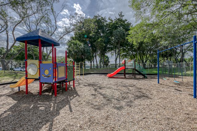 2200 S Cypress Bend Drive 101, Pompano Beach, FL 33069