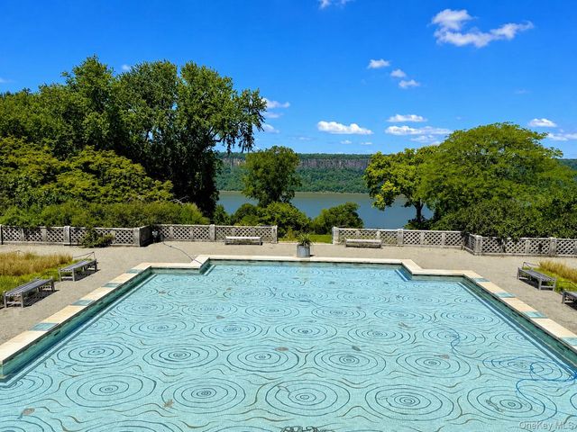 6 DeHaven Drive 1E, Yonkers, NY 10703