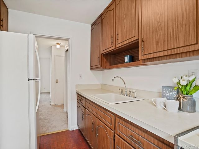 6 DeHaven Drive 1E, Yonkers, NY 10703