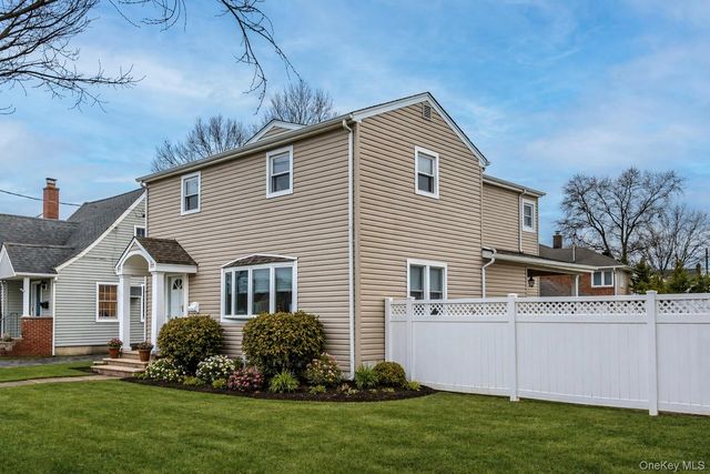 2632 Montauk Avenue, Merrick, NY 11566