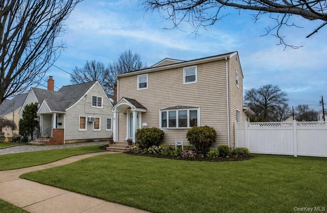 2632 Montauk Avenue, Merrick, NY 11566