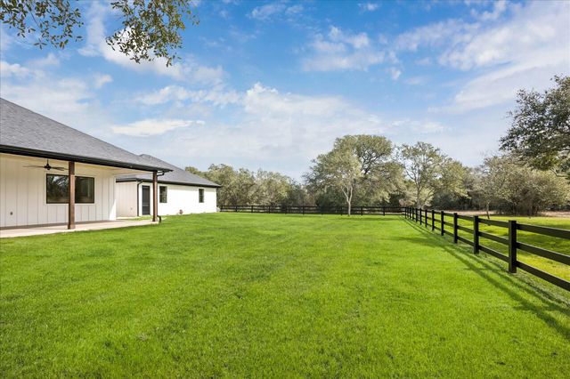 1109 County Road 157, Columbus, TX 78934