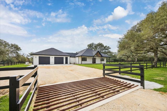 1109 County Road 157, Columbus, TX 78934