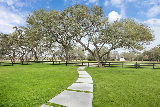 1109 County Road 157, Columbus, TX 78934