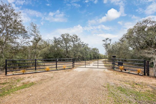 1109 County Road 157, Columbus, TX 78934