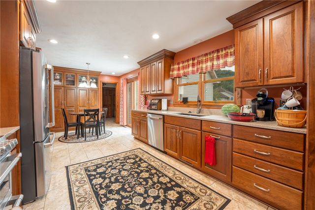 400 Primrose Dr, Unity Twp, PA 15601