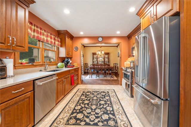 400 Primrose Dr, Unity Twp, PA 15601