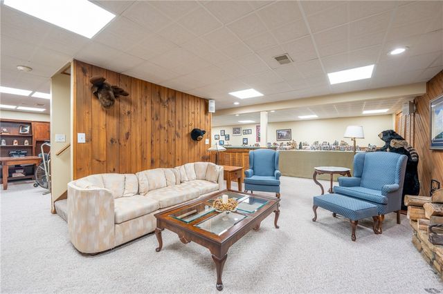 400 Primrose Dr, Unity Twp, PA 15601