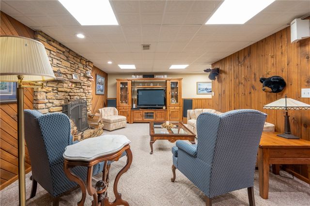 400 Primrose Dr, Unity Twp, PA 15601