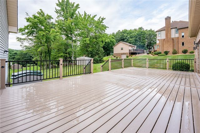 400 Primrose Dr, Unity Twp, PA 15601