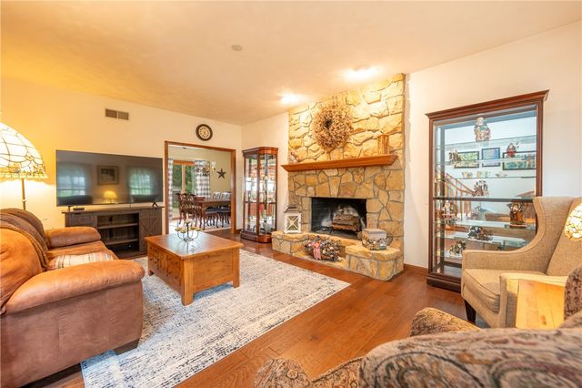 400 Primrose Dr, Unity Twp, PA 15601