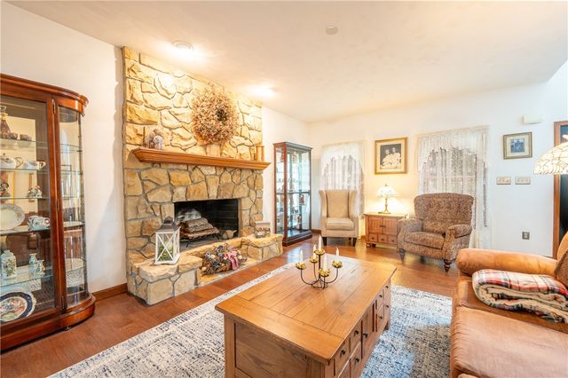 400 Primrose Dr, Unity Twp, PA 15601