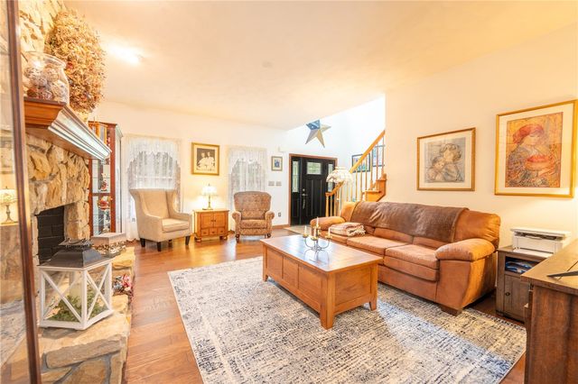 400 Primrose Dr, Unity Twp, PA 15601