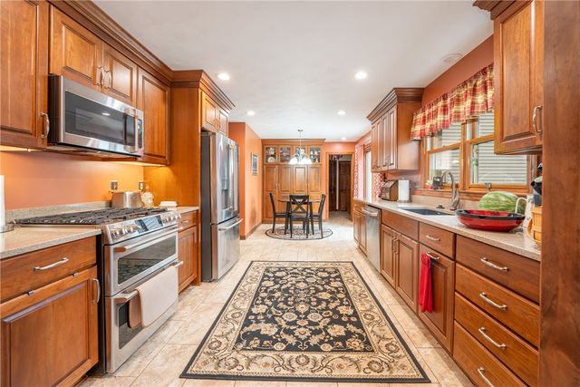 400 Primrose Dr, Unity Twp, PA 15601