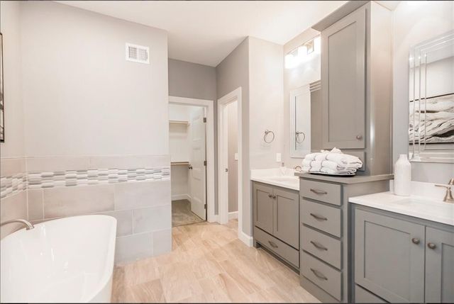 3137 SW Summit View Trail, Lee's Summit, MO 64082