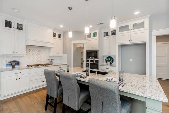 3137 SW Summit View Trail, Lee's Summit, MO 64082