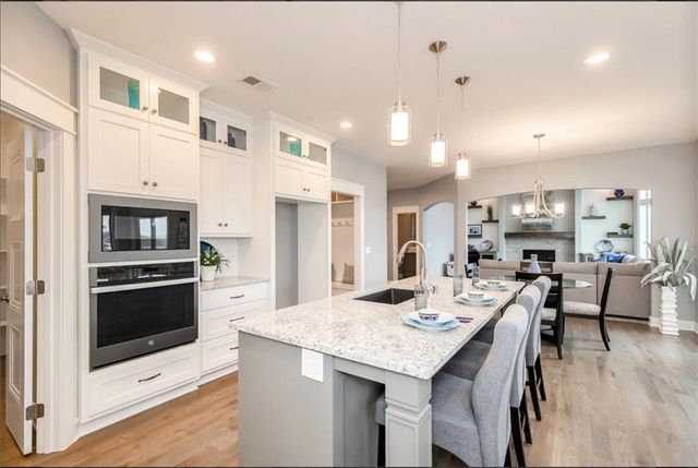 3137 SW Summit View Trail, Lee's Summit, MO 64082