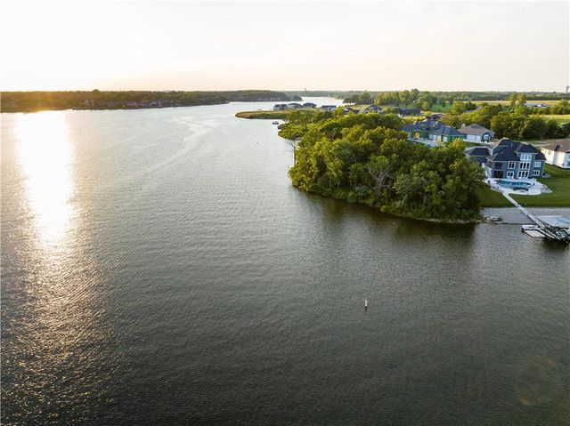 12 Omaha Circle, Lake Winnebago, MO 64034