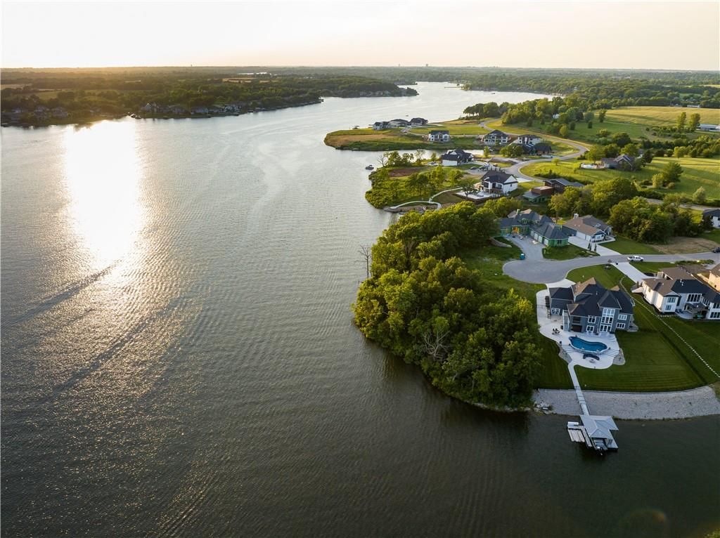 12 Omaha Circle, Lake Winnebago, MO 64034