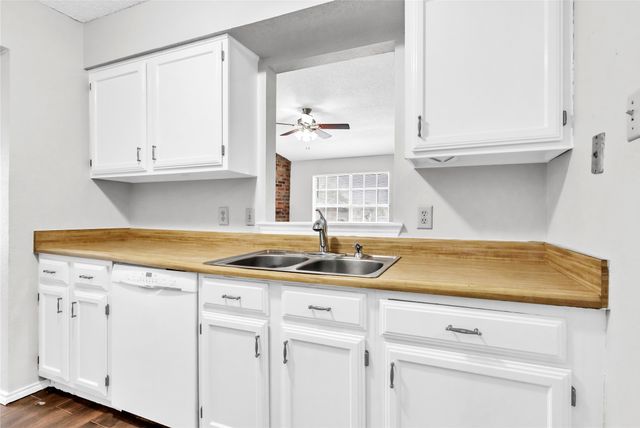 6000 Maple Springs Drive, Arlington, TX 76001