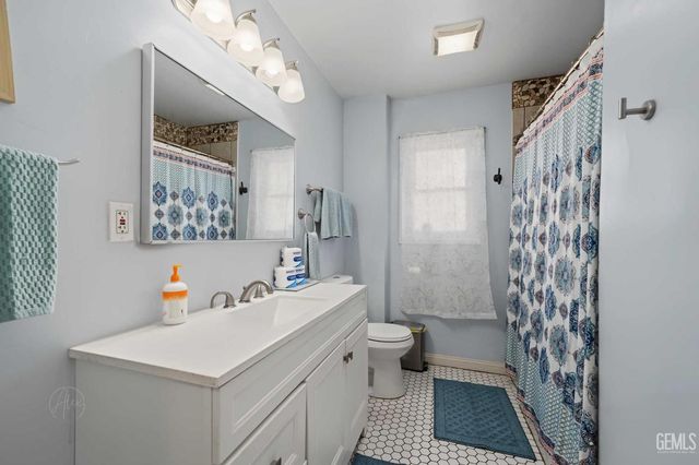 2813 Truxtun Avenue, Bakersfield, CA 93301
