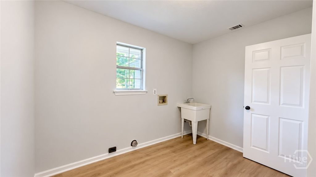 Image 11 of property listing at 124 Dearborn Drive, Richmond Hill, GA 31324