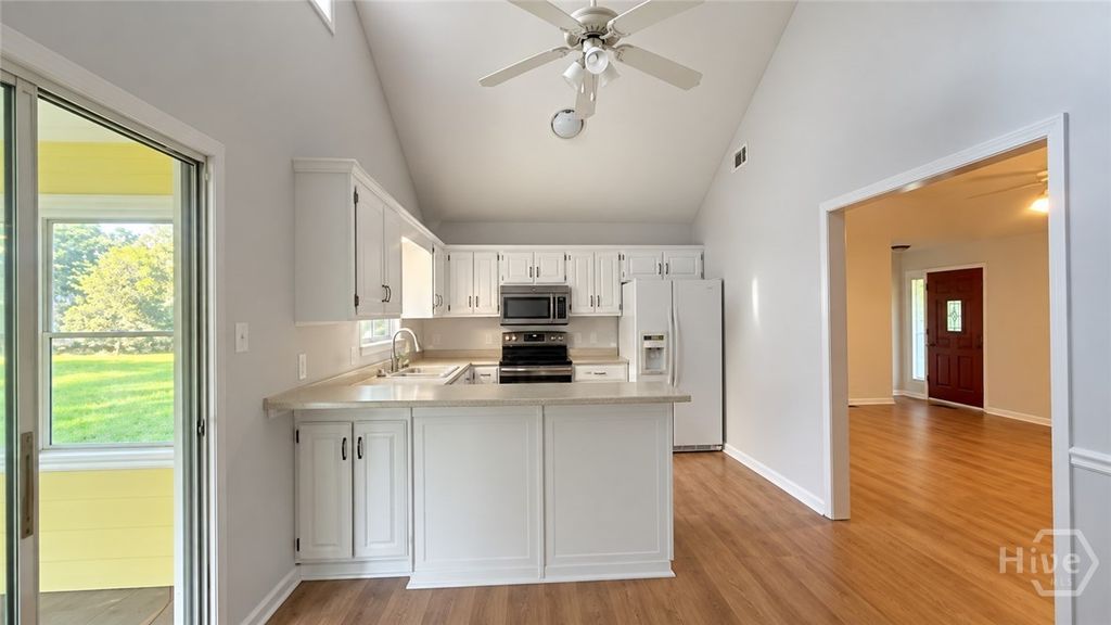 Image 9 of property listing at 124 Dearborn Drive, Richmond Hill, GA 31324