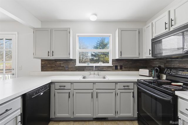 455 Waverly Lane, Genoa Township, MI 48843