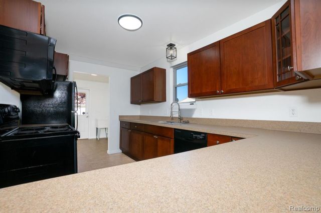 17921 Oakdale Street, Roseville, MI 48066