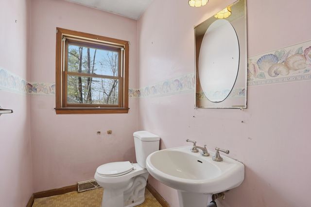63 Kienia Road B, Hudson, NH 03051